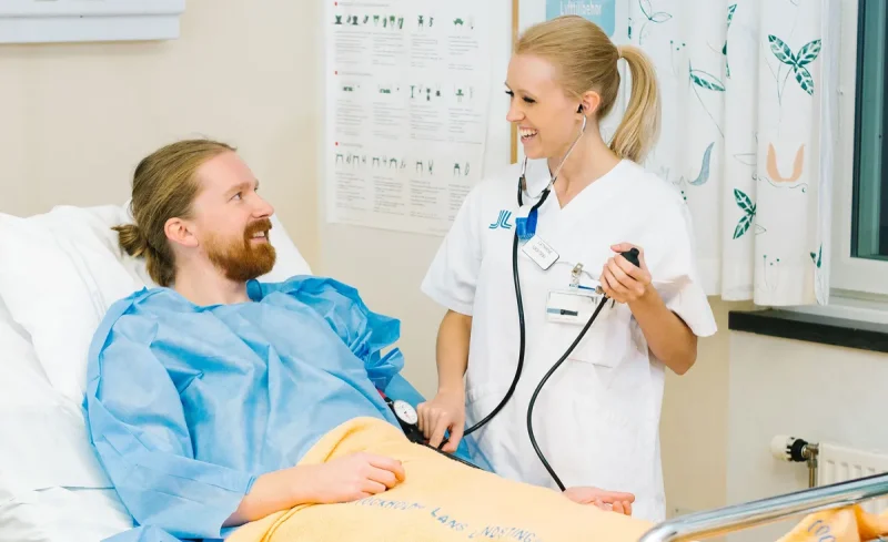 Konsulta som sjuksköterska – frihet, lön och möjligheter i ett yrke på resande fot